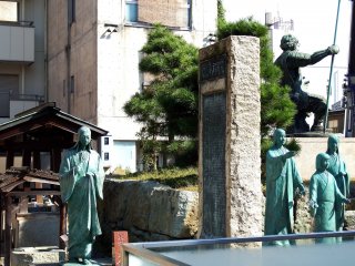 Bronze statues of Katsuie&#39;s family, from left, Oichi (wife/mother), Chacha (oldest daughter), Go (youngest daughter), Hatsu (second daughter) and Katsuie (husband/father)