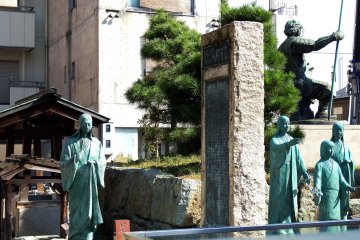 <p>Bronze statues of Katsuie&#39;s family, from left, Oichi (wife/mother), Chacha (oldest daughter), Go (youngest daughter), Hatsu (second daughter) and Katsuie (husband/father)</p>