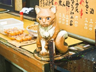 Tượng mặt thân thiện của một trong những cửa hàng chính đỉnh núi Oyama 