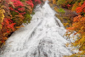 <p>유모토코 호수는 작고 아름다운 &#39;유타케&#39; 폭포로 흘러 들어간다. 폭포 가까이 다가갈 수 있다.</p>