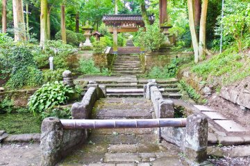<p>The long front garden leading up to Jochi-ji Temple contains many stairs, gates and monuments, along with some impressive flower gardens</p>