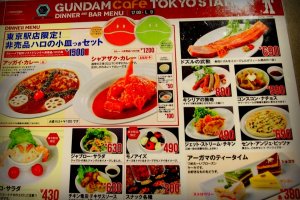Tolong menunya... Puaskan diri dengan masakan keren yang hiasan yang terinspirasi dari Gundam. Hanya dengan melihat menunya saja, pengunjung sudah bisa menikmati masakan bertema robot.