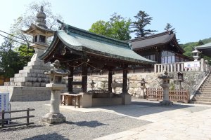 The shrine&rsquo;s temizu house with one of the large lanterns and some normal size lanterns