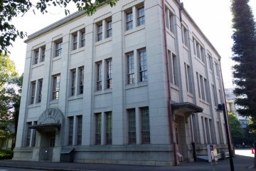 <p>TOYOTA Group Building &gt; นี่คืออาคารประวัติศาสตร์อันเป็นสำนักงานใหญ่ของ TOYODA Spinning Company ที่ก่อสร้างขึ้นเมื่อปี ค.ศ.1925 หลังจากที่คุณซากิชิ โตโยดะ (Sakichi Toyoda) ก่อตั้งบริษัท TOYODA Automatic Weaving ขึ้นในปี ค.ศ.1911 โดยอาคารประวัติศาสตร์นี้เองเป็นสถานที่ประชุมหลักอันเป็นจุดกำเนิดของ TOYOTA Industries Corporation และ TOYOTA Motor Corporation นั่นเอง</p>