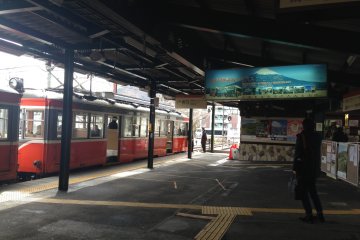 <p>ภายในจะมีอยู่ 2 ชานชาลา ส่วนนี้จะเป็นส่วนรถไฟ Hakone Tozan train ที่ไต่เขาขึ้นมาสุดทางที่นี่ครับ</p>