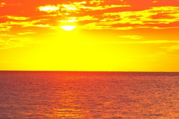 <p>เมื่อพระอาทิตย์ตกดินทิศตะวันตก ท้องฟ้าและน้ำทะเลเริ่มมีสีที่งดงาม</p>