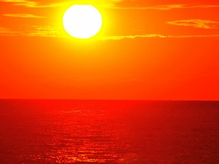 พระอาทิตย์ขนาดใหญ่ส่องแสงเหนือท้องทะเลราวกับว่ามันพยายามที่จะละลายทะเล ... แสงแดดมีประสิทธิภาพมาก