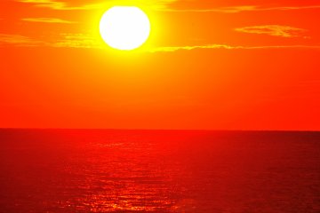 <p>พระอาทิตย์ขนาดใหญ่ส่องแสงเหนือท้องทะเลราวกับว่ามันพยายามที่จะละลายทะเล ... แสงแดดมีประสิทธิภาพมาก</p>