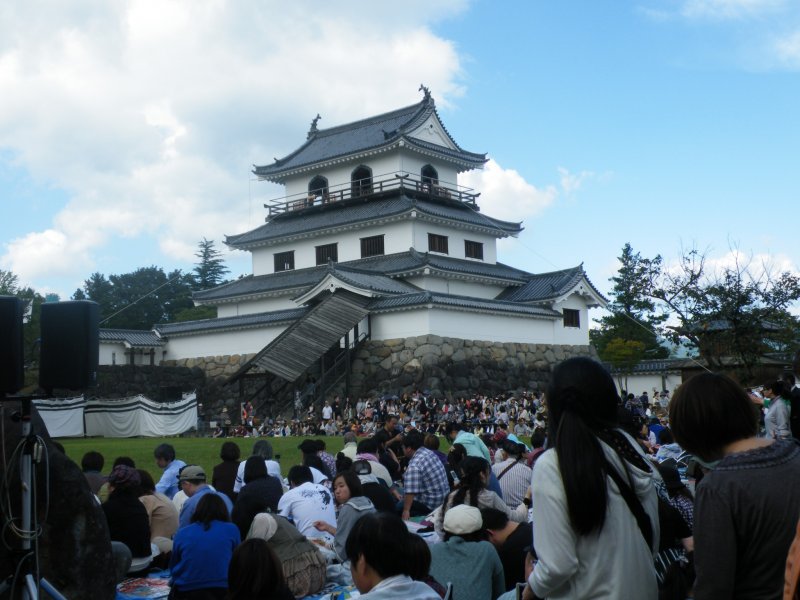 <p>A cross-section of the crowd on the castle grounds.</p>