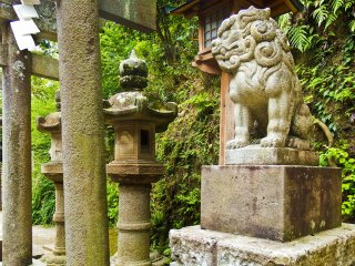Thật thú vị! Zeniarai có nhiều tượng Phật và tượng Shinto