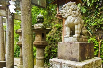 <p>Interestingly, Zeniarai Benten contains many Buddhist and Shinto statues</p>