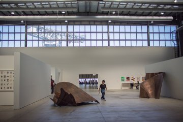 <p>A gallery hall at Shinko Pier exhibits progressive artworks, standing in stark contrast to the pier&#39;s industrial presence.&nbsp;</p>