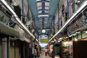 Enjoy a hot taiyaki in this &quot;old, dirty, trashy and friendly&quot; covered market!