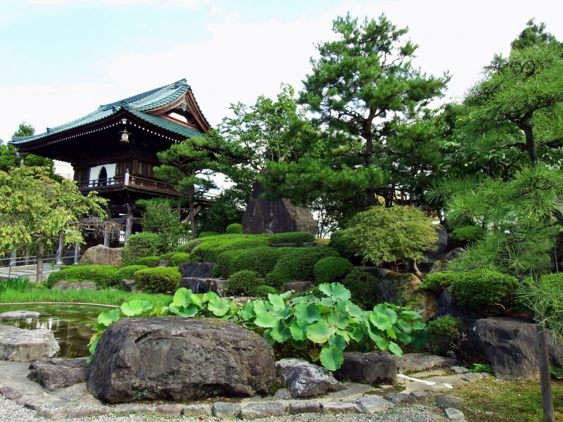 <p>View of the Japanese garden and the main gate of Shougenji Temple</p>
