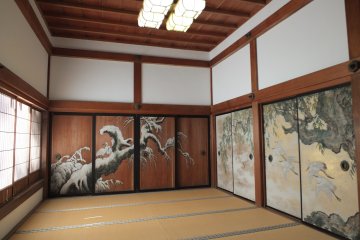 <p>ห้อง Plum and Willow (Yanagi-No-Ma) ห้องที่หลานชายของฮิโดชิ โทโตมิทำการฮาราคีรีตนเองต่อหน้าผู้เป็นอา</p>