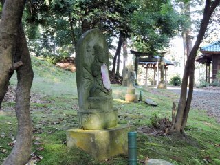 Nhìn cổng torii từ tượng Quan Âm Bồ Tát thứ 3