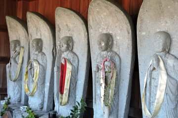 <p>Six jizo statues welcome you at the entrance of Taicho-ji Temple</p>