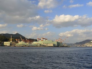 長崎水辺の森を出航すると直ぐに向って左側に、三菱重工業長崎造船所のドックが見えてくる　さすがに海運都市である