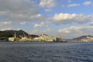 <p>As soon as your boat departs from Nagasaki Seaside Park, you&#39;ll see the docks of Nagasaki Shipyard of Mitsubishi Heavy Industries, a symbol of the maritime city Nagasaki</p>