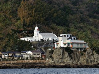 Sur le chemin vers Gunkanjima, on d&eacute;couvre l&#39;&eacute;glise de Kaminoshima au centre de l&#39;&icirc;le Kaminoshima. Une statue de la Vierge Marie veille sur notre voyage