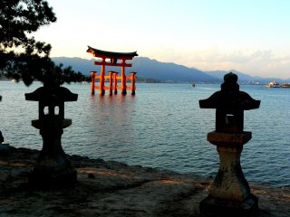 The big torii framed by two stone lanterns