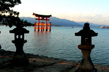 <p>The big torii framed by two stone lanterns</p>