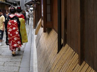 Deux maiko (v&eacute;ritables ou non) se promenant le long de la rue