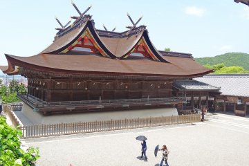 <p>The main building is one of the largest in Japan. The distinctive style and thatch roof give the building impressive character.</p>