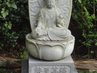 You would see some statues of Bodhisattva along the approach to the temple