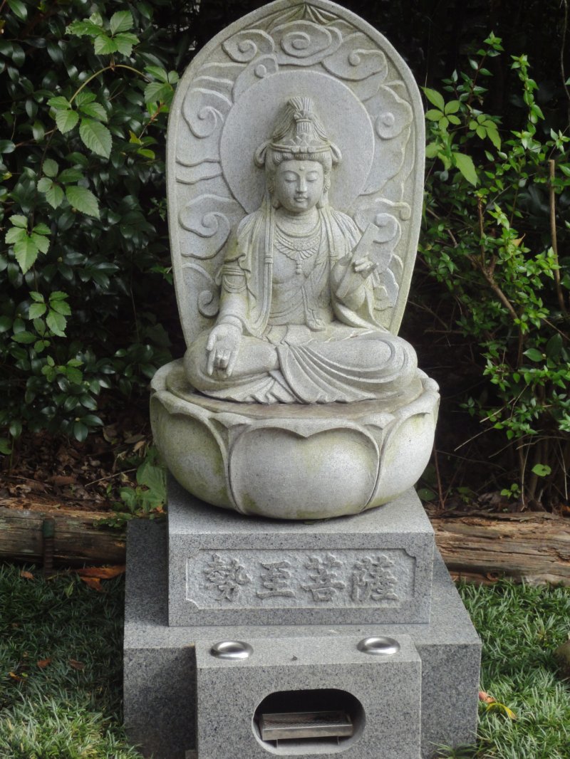 <p>You would see some statues of Bodhisattva along the approach to the temple</p>