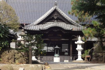 <p>Here is a temple on the way from Rinno-ji to Ryuun-ji</p>