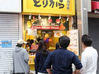 新京極通の人気店の一つ。鶏肉専門業者が経営する店