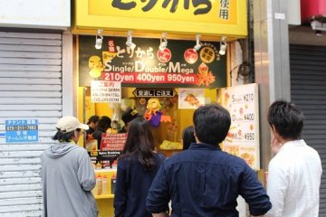 신쿄고쿠 상가의 인기 가게 중 하나. 닭고기 전문 업체가 운영하는 가게