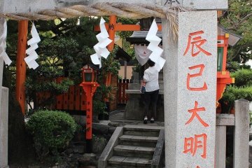 마이코·예기등이 예사의 숙달 기원에 참배하는 "타츠미 다이묘진"