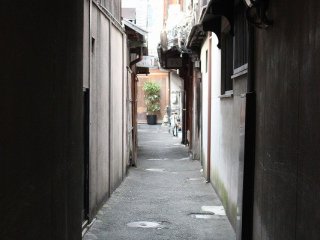 町屋の間の細い路地。京都の町にはこのようなひっそりとした風景がいくつも広がっている