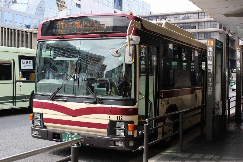 観光都市京都で、それぞれの観光スポットに最も安価で最寄りまで運んでくれるのは市バスである