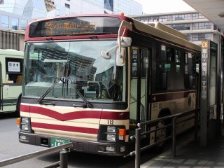 観光都市京都で、それぞれの観光スポットに最も安価で最寄りまで運んでくれるのは市バスである