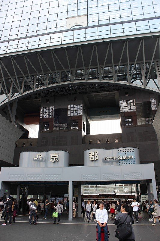 JR京都駅北口改札を出ると正面に市バスのターミナルがある