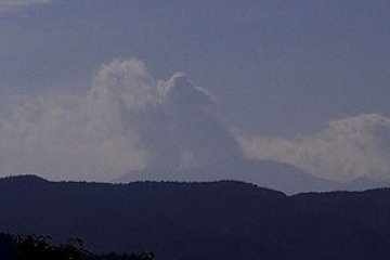 <p>Erupting Mt.&nbsp;Ontake&nbsp;Seen from the Shrine at&nbsp;Torii Pass.</p>