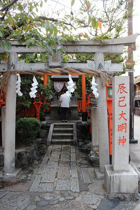 京都の花街・祇園は北側、白川巽橋そばの辻に「辰巳大明神」はある