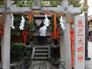 교토의 유흥가· 기온은 북쪽, 시라카와 타츠미바시 근처의 네거리에 "타츠미다이묘진"은 있다