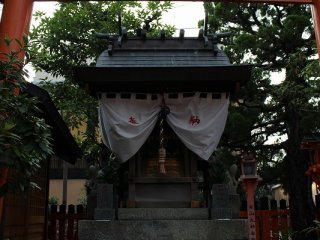 鳥居と祠だけのとても小さな神社で、本殿や拝殿はない