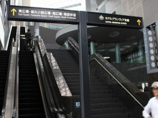 JR京都駅北口を出ると右手にこのエスカレーターがある。ホテルロビーは２階にある