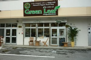 Tampilan luar toko Green Leaf 
