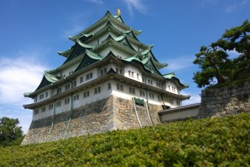 <p>ปราสาทนาโกย่า (Nagoya Castle) ในช่วงปลายฝนต้นฤดูใบไม้ร่วงนั้นเป็นอีกช่วงที่เราจะเห็นความงดงามของปราสาทแห่งนี้ท่ามกลางความเขียวขจีก่อนที่ใบไม้จะเปลี่ยนเป็นสีแดงส้มอย่างงดงาม ฐานหินที่แข็งแกร่งยิ่งใหญ่นั้นเป็นรากฐานสำคัญของปราสาทแห่งนี้ ซึ่งนี่คือรากฐานเก่าแก่ดั้งเดิมของปราสาทที่ยังคงแข็งแกร่งมาจนถึงปัจจุบัน</p>