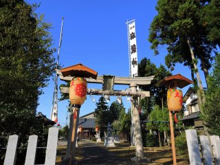 側道から眺める麻気神社