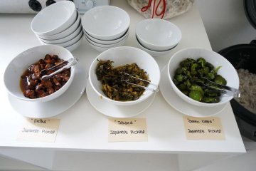 <p>(รูปจาก PIECE HOSTEL KYOTO) เสิร์ฟผักดองหลากหลายสูตรอร่อยที่ให้เราเลือกทานกับข้าวหรืออาหารต่างๆ ได้อย่างไม่จำกัด</p>