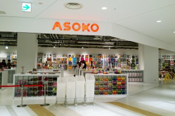 <p>อีกมุมของร้าน ASOKO สาขา NU Chayamachi ที่ Umeda ที่จัดสินค้าได้เก๋น่าช้อป</p>