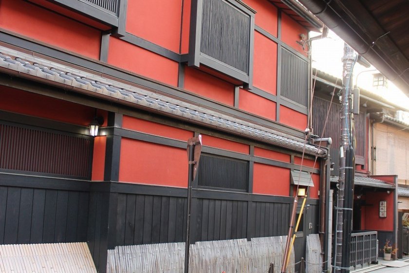 On the south side of the Gion district is the famous tea house Ichiriki (一力)