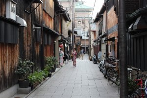 Tourists wearing kimono enjoy a neighborhood stroll&nbsp;